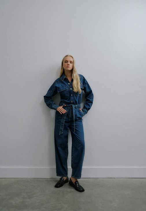 Denim Tulum ve Ayakkabı Kombini