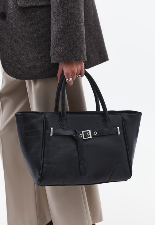 Siyah Toka Detaylı Askılı Çanta 