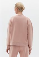 Yüksek Bel Pantolon ve Pamuklu Sweatshirt Kombini