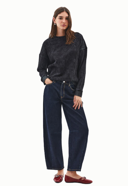  Yıkamalı Sweatshirt ve Barrel-Fit Pantolon Kombini