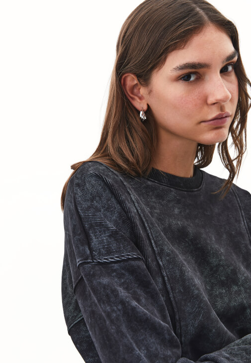 Yıkamalı Sweatshirt ve Barrel-Fit Pantolon Kombini