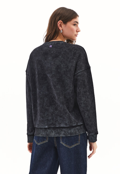 Yıkamalı Sweatshirt ve Barrel-Fit Pantolon Kombini