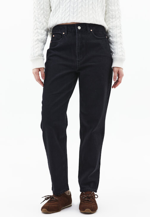 Mom-Fit Denim Pantolon ve Kazak Kombini