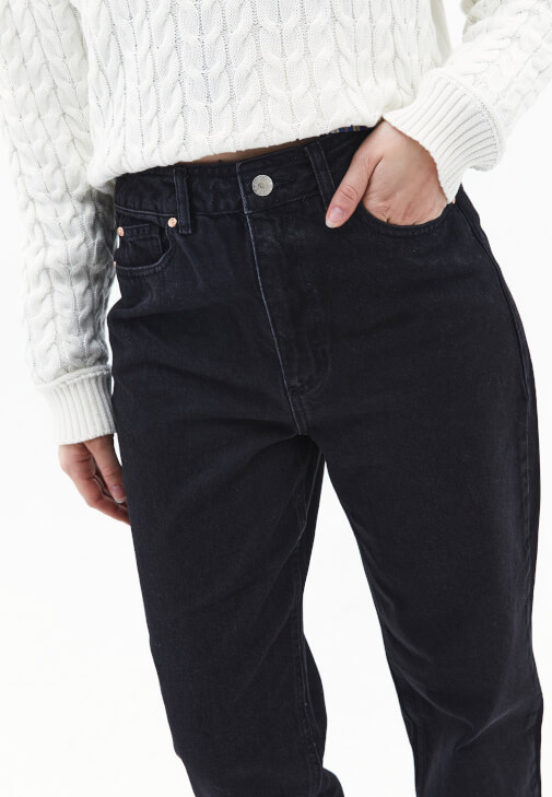 Mom-Fit Denim Pantolon ve Kazak Kombini