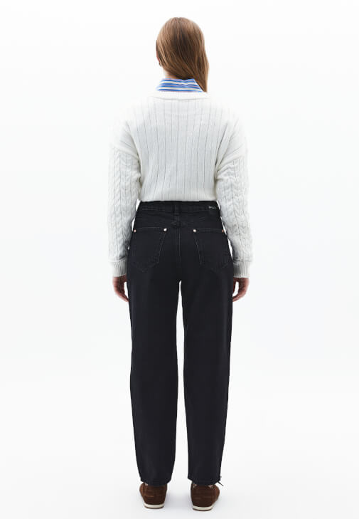 Mom-Fit Denim Pantolon ve Kazak Kombini