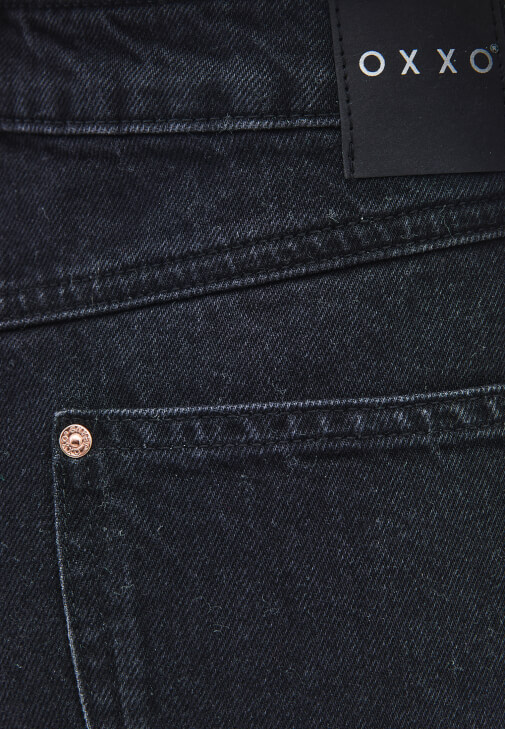 Mom-Fit Denim Pantolon ve Kazak Kombini