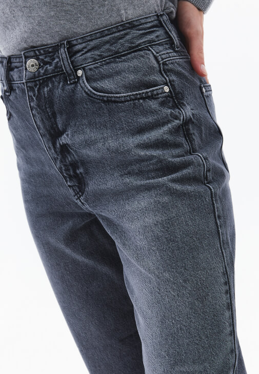 Mom-Fit Pantolon ve Boyfriend Ceket Kombini