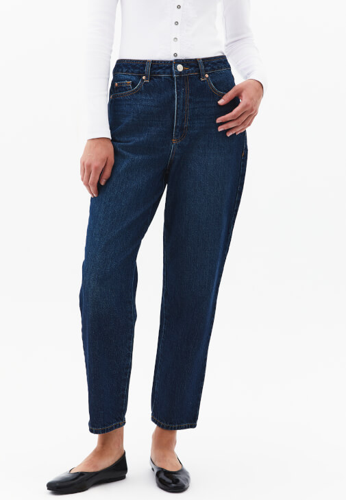 Mom-Fit Pantolon ve Pamuklu Tişört Kombini