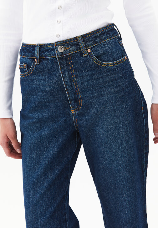 Mom-Fit Pantolon ve Pamuklu Tişört Kombini