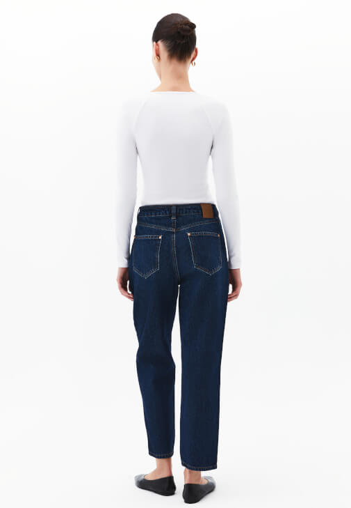 Mom-Fit Pantolon ve Pamuklu Tişört Kombini