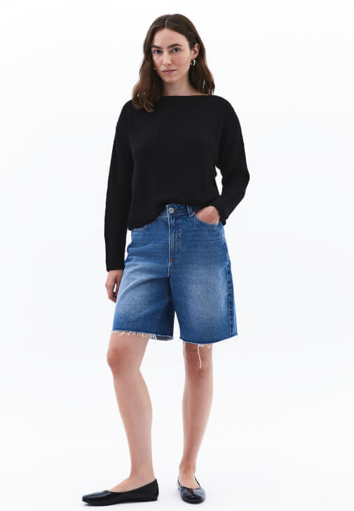 Bot Yaka Kazak ve Bermuda Şort Kombini