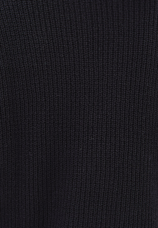 Bot Yaka Kazak ve Bermuda Şort Kombini