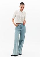 Triko Hırka ve Bol Paça Denim Kombini