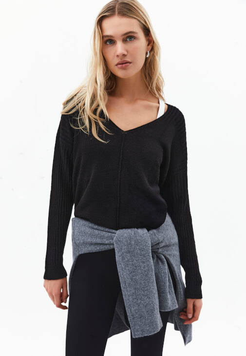 Siyah V Yaka Triko Kazak