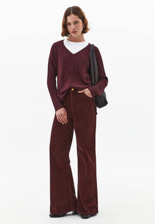 V Yaka Triko Kazak ve Kadife Pantolon Kombini