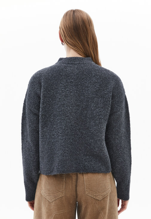 Yün Karışımlı Hırka ve Kadife Pantolon Kombini