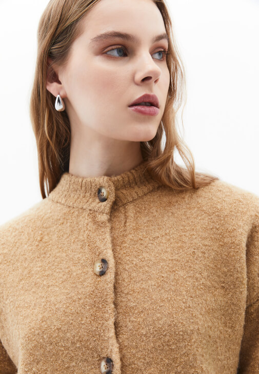 Yün Hırka ve Barrel-Fit Pantolon Kombini