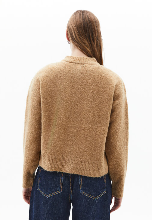 Yün Hırka ve Barrel-Fit Pantolon Kombini