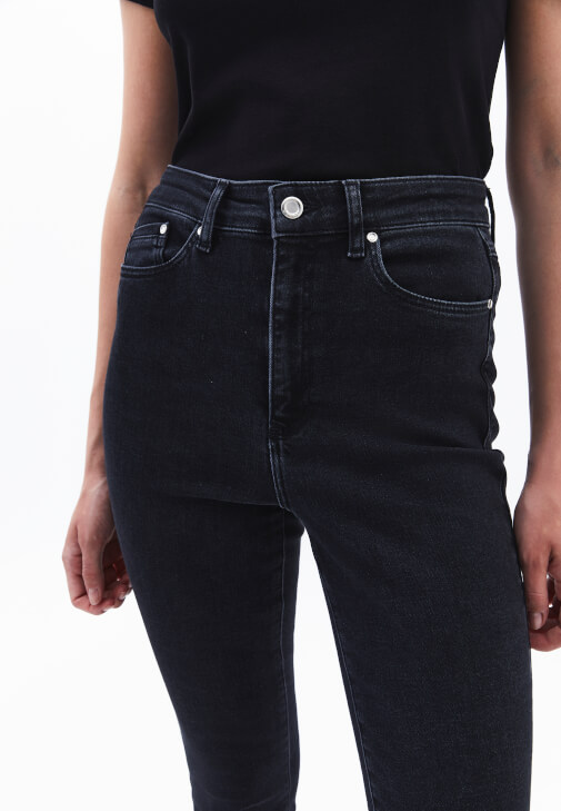 Skinny-Fit Pantolon ve Sıfır Yaka Tişört Kombini