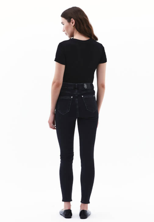 Skinny-Fit Pantolon ve Sıfır Yaka Tişört Kombini