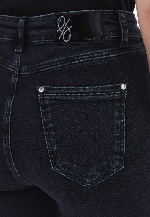 Skinny-Fit Pantolon ve Sıfır Yaka Tişört Kombini