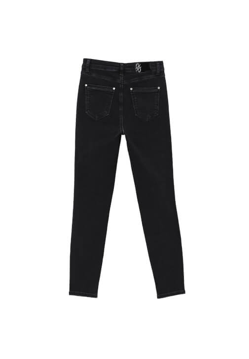 Skinny-Fit Pantolon ve Sıfır Yaka Tişört Kombini