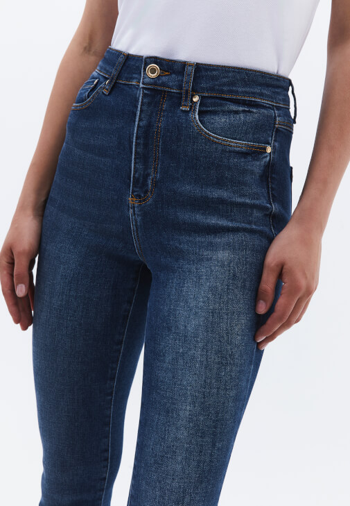 Skinny-Fit Pantolon ve Polo Yaka Tişört Kombini