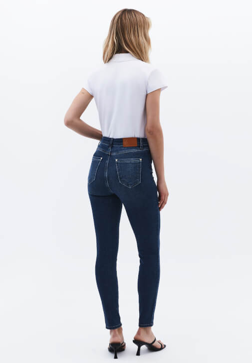 Skinny-Fit Pantolon ve Polo Yaka Tişört Kombini