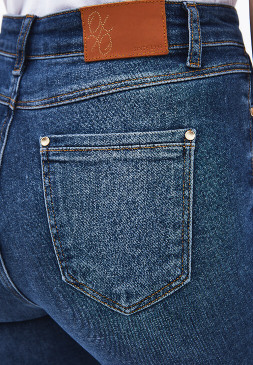 Skinny-Fit Pantolon ve Polo Yaka Tişört Kombini