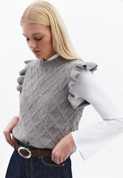 Fırfırlı Süveter ve Denim Pantolon Kombini