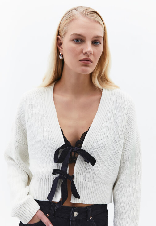 Kurdele Detaylı Hırka ve Denim Kombini