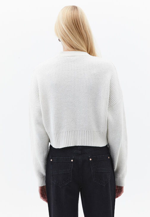 Kurdele Detaylı Hırka ve Denim Kombini