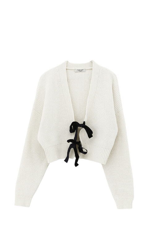 Kurdele Detaylı Hırka ve Denim Kombini