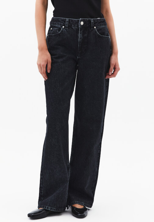 Orta Bel Pantolon ve Triko Tişört Kombini