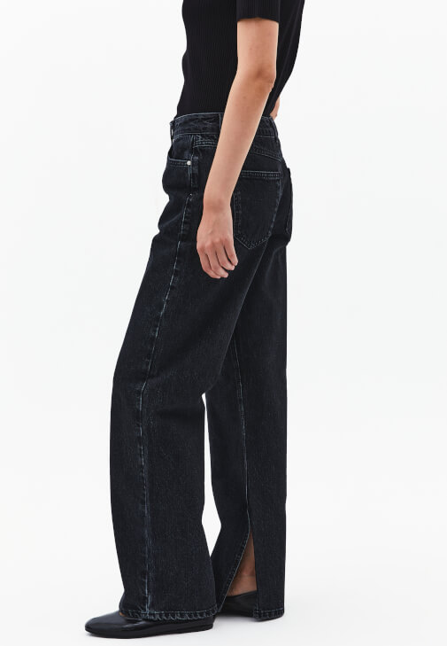 Orta Bel Pantolon ve Triko Tişört Kombini