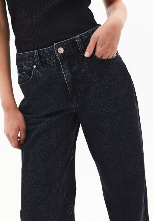 Orta Bel Pantolon ve Triko Tişört Kombini