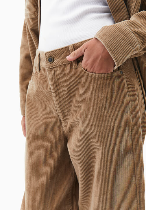 Barrel-Fit Kadife Pantolon ve Gömlek Kombini