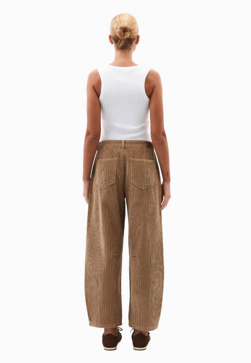 Barrel-Fit Kadife Pantolon ve Gömlek Kombini