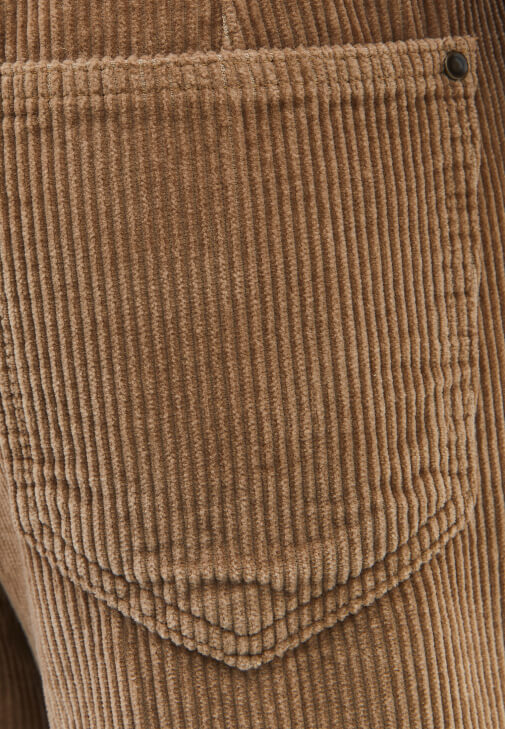 Barrel-Fit Kadife Pantolon ve Gömlek Kombini