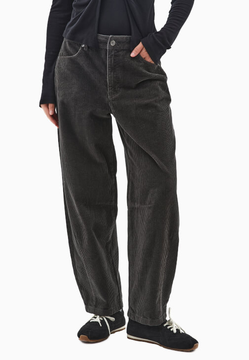 Kadife Pantolon ve Atlet Detaylı Tişört Kombini