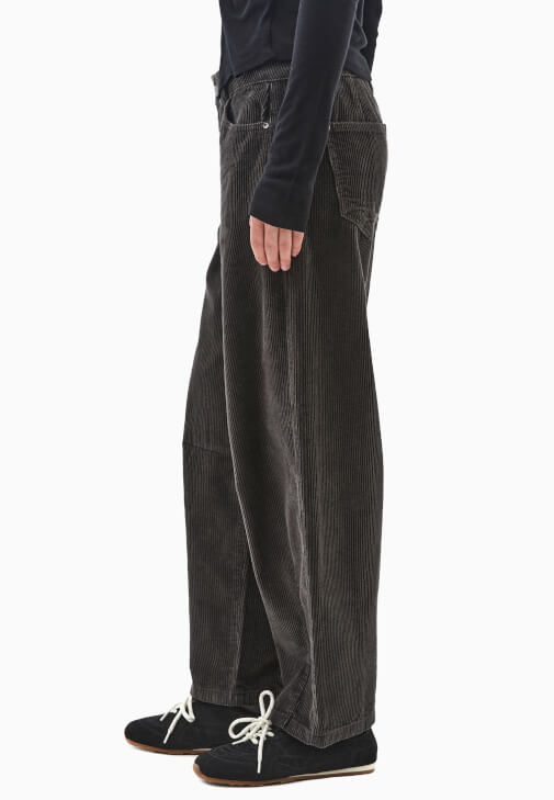 Kadife Pantolon ve Atlet Detaylı Tişört Kombini