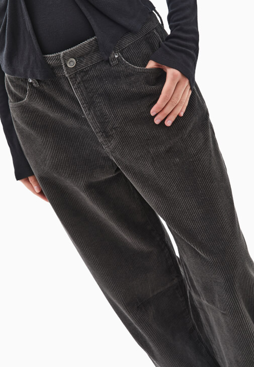 Kadife Pantolon ve Atlet Detaylı Tişört Kombini