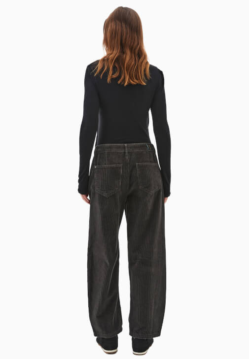 Kadife Pantolon ve Atlet Detaylı Tişört Kombini