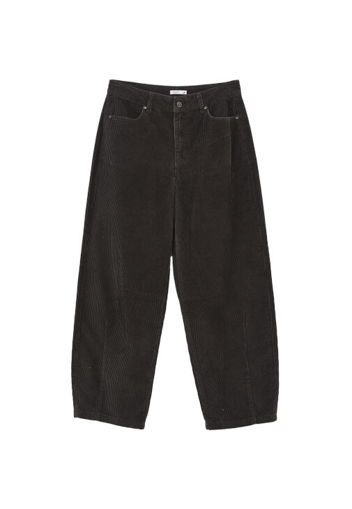 Kadife Pantolon ve Atlet Detaylı Tişört Kombini