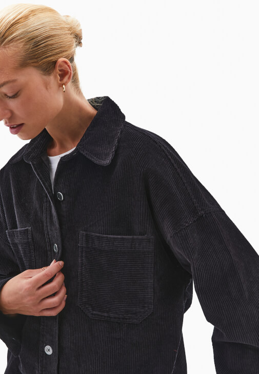 Kadife Gömlek ve Denim Pantolon Kombini