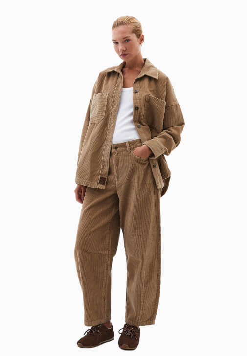 Kadife Gömlek ve Barrel-Fit Pantolon Kombini