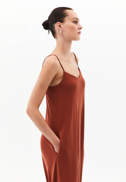 Askılı Midi Elbise ve Spor Ayakkabı Kombini