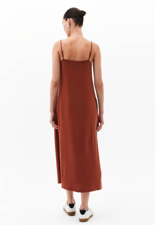 Askılı Midi Elbise ve Spor Ayakkabı Kombini