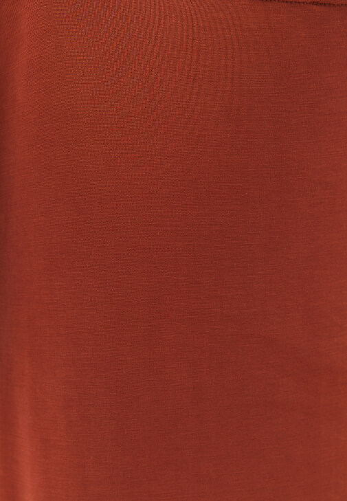 Askılı Midi Elbise ve Spor Ayakkabı Kombini