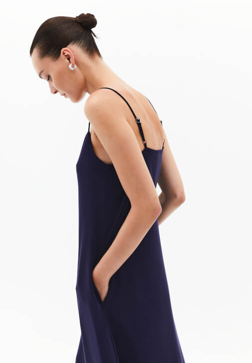 Modal Elbise ve Spor Ayakkabı Kombini